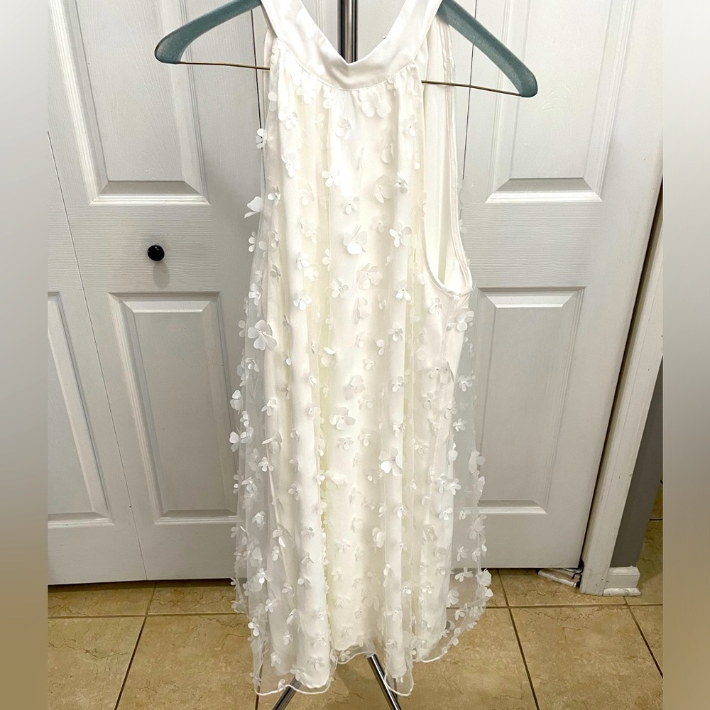 In great condition- worn once!  3D white floral dress with bow from Amazon, L
